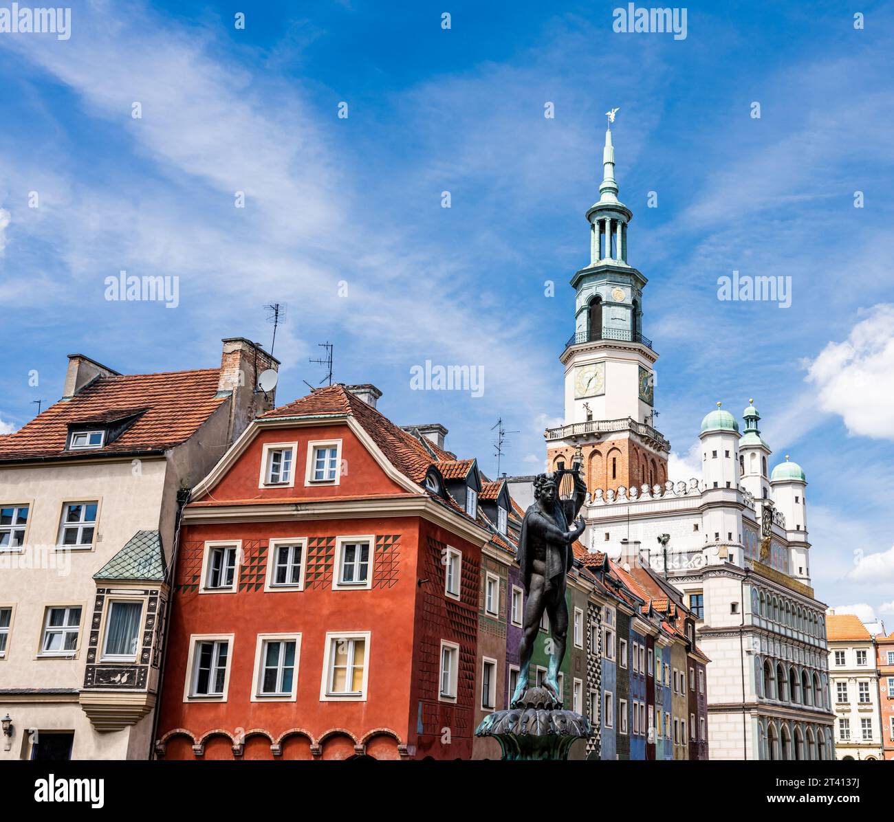Apollo-Brunnen auf einem alten Marktplatz (Stary Rynek) mit kleinen bunten Häusern und dem alten Rathaus in Posen, Polen Stockfoto