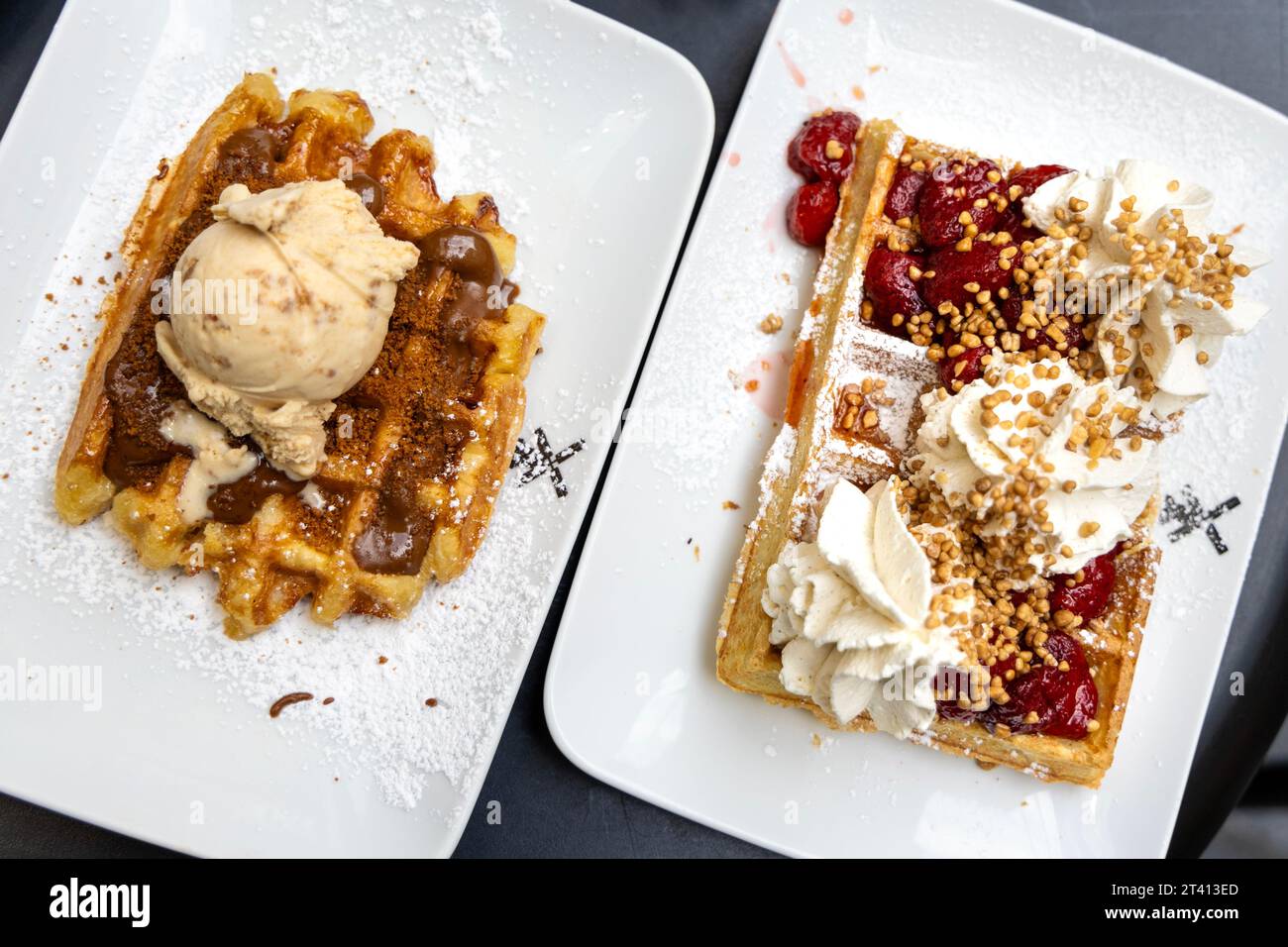 Speculoos liege Waffel mit Eis und Brüsseler Waffel mit Erdbeeren und Schlagsahne im Maison Dandoy, Royal Gallery of Saint Hubert, Brussel Stockfoto