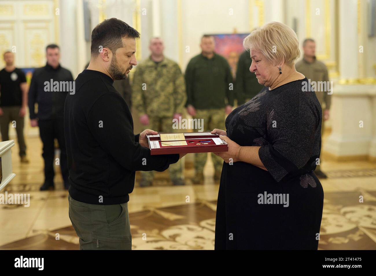 Kiew, Ukraine. Oktober 2023. Der ukrainische Präsident Wolodymyr Zelenskyj, links, präsentiert die Familie eines Militärhelden, den Goldenen Sternenorden, während einer Zeremonie im Mariinski-Palast am 27. Oktober 2023 in Kiew, Ukraine. Kredit: Ukrainischer Ratsvorsitz/Pressestelle Des Ukrainischen Präsidenten/Alamy Live News Stockfoto