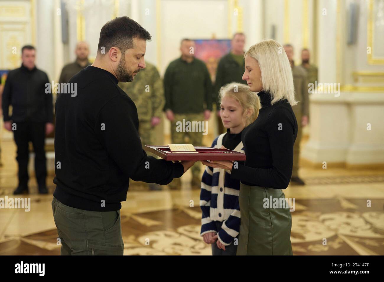 Kiew, Ukraine. Oktober 2023. Der ukrainische Präsident Wolodymyr Zelenskyj, links, präsentiert die Familie eines Militärhelden, den Goldenen Sternenorden, während einer Zeremonie im Mariinski-Palast am 27. Oktober 2023 in Kiew, Ukraine. Kredit: Ukrainischer Ratsvorsitz/Pressestelle Des Ukrainischen Präsidenten/Alamy Live News Stockfoto