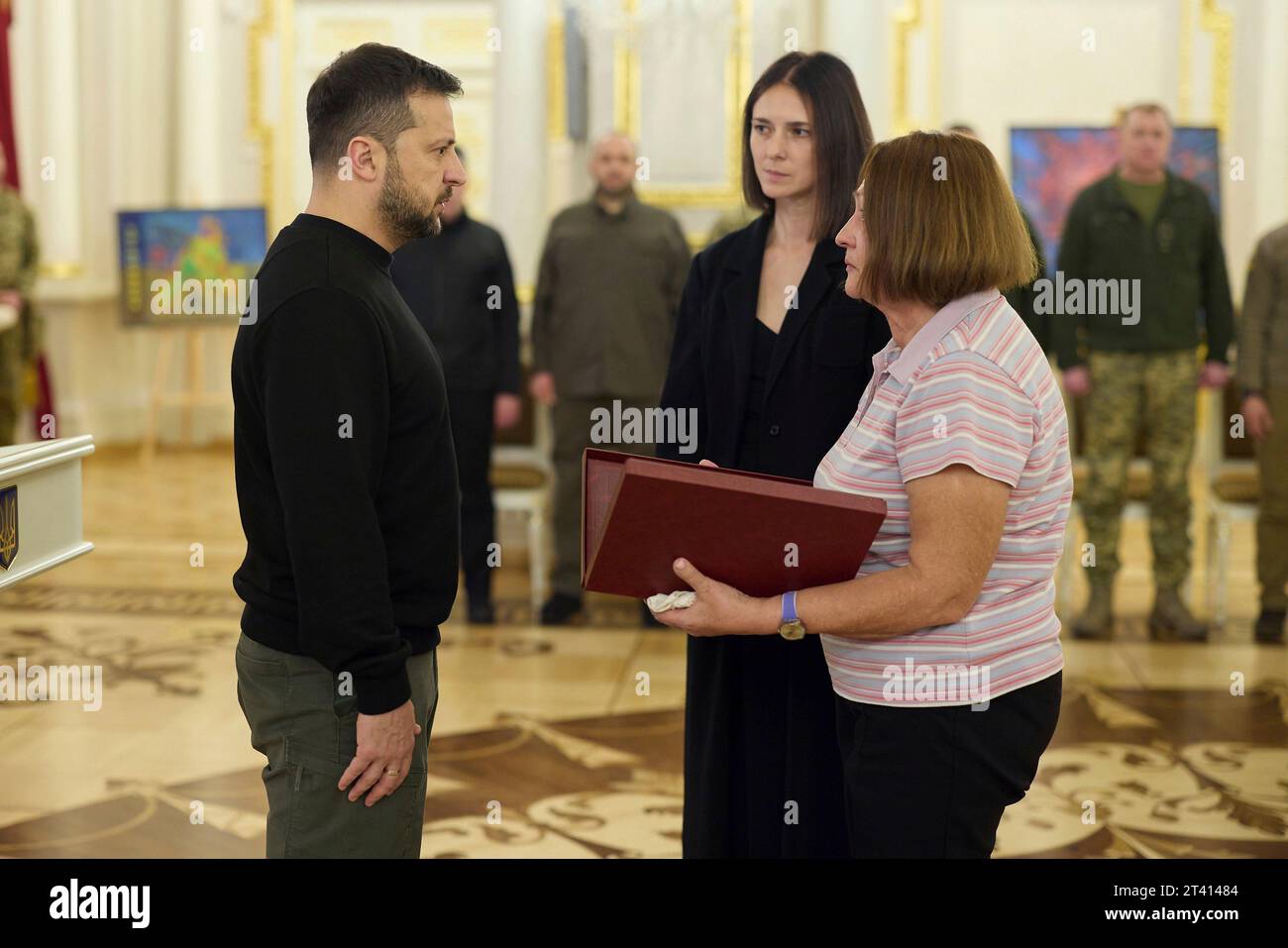 Kiew, Ukraine. Oktober 2023. Der ukrainische Präsident Wolodymyr Zelenskyj, links, präsentiert die Familie eines Militärhelden, den Goldenen Sternenorden, während einer Zeremonie im Mariinski-Palast am 27. Oktober 2023 in Kiew, Ukraine. Kredit: Ukrainischer Ratsvorsitz/Pressestelle Des Ukrainischen Präsidenten/Alamy Live News Stockfoto