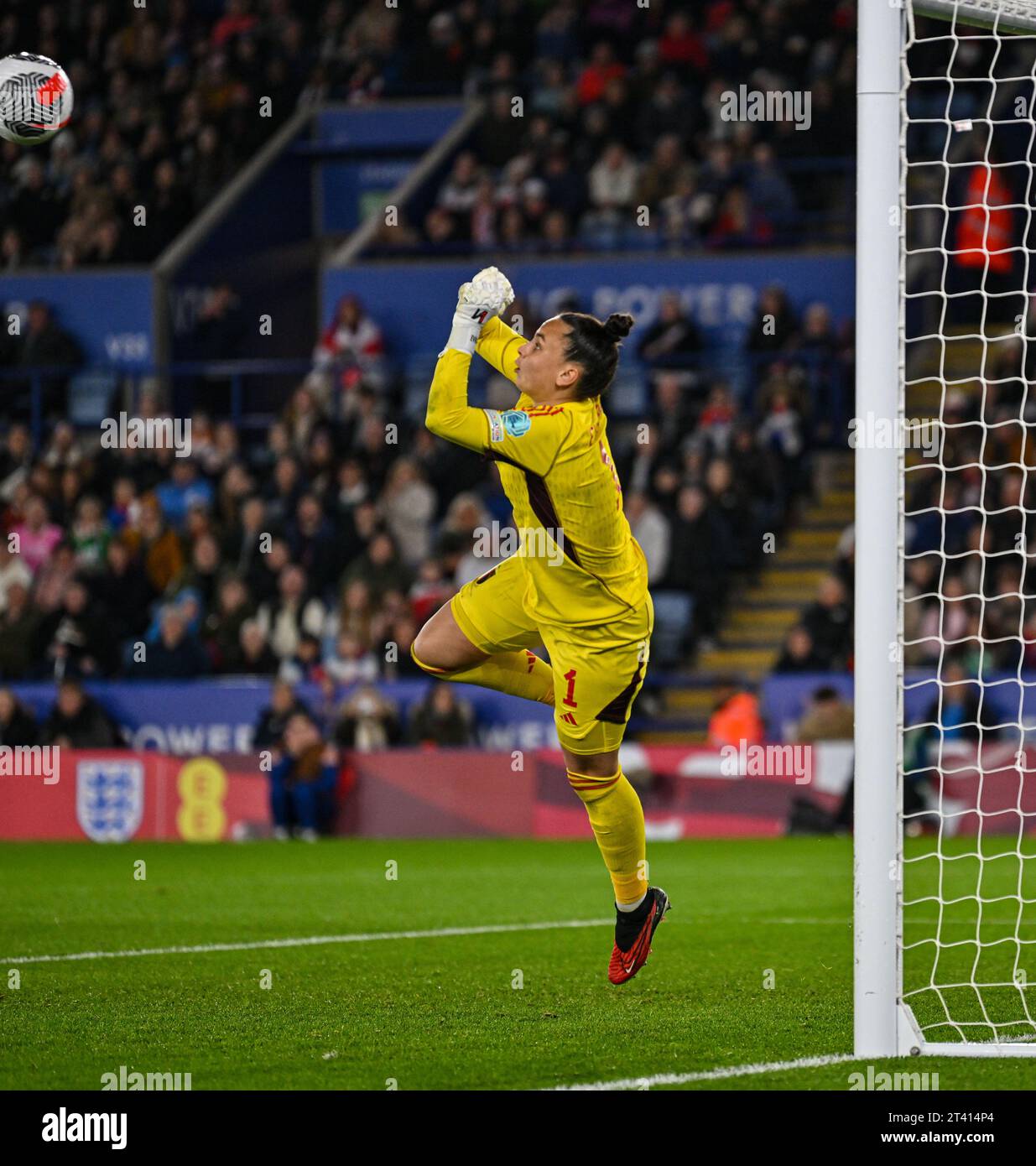 King Power Stadium, Leicester, Großbritannien. Oktober 2023. Womens Nations League International Football, England gegen Belgien; Nicky Evrard von Belgiumblocks ein Freistoß Credit: Action Plus Sports/Alamy Live News Stockfoto