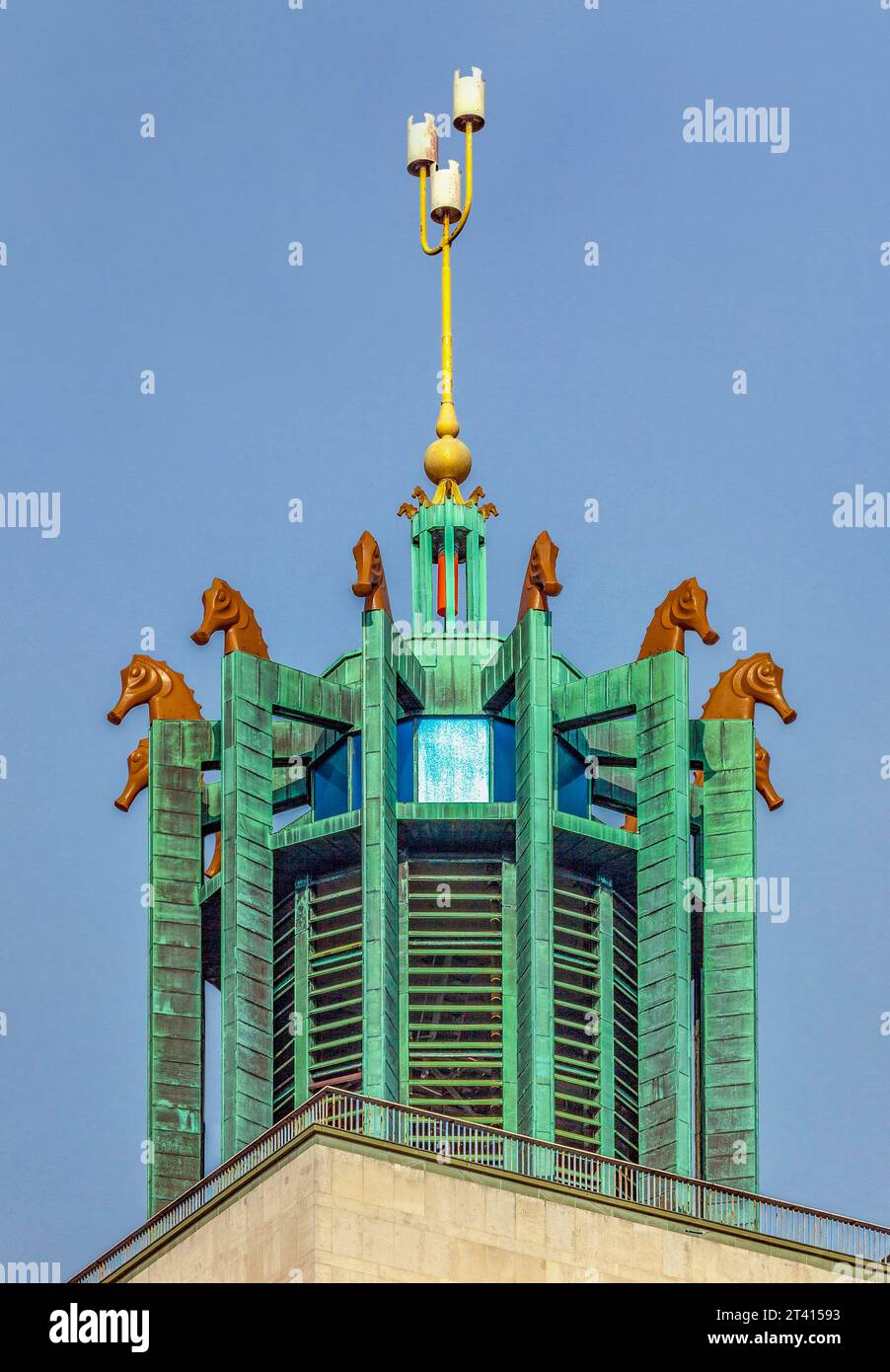 Turm des Newcastle City Centre, geschmückt von Köpfen von Seepferdchen Stockfoto