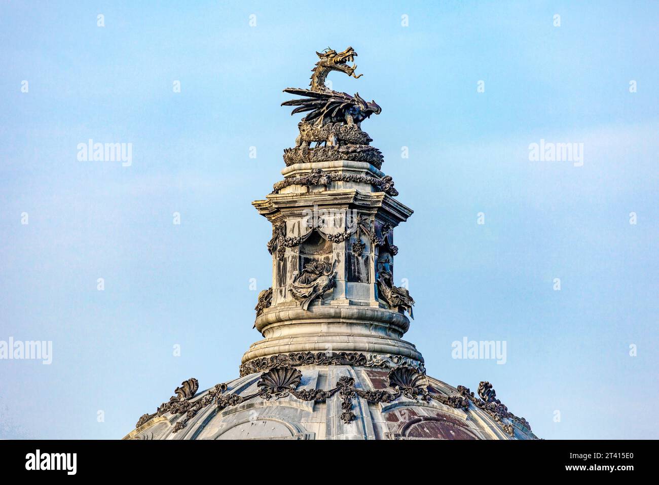 Bronzestatue eines walisischen Drachen Henry Charles Fehr aus dem Jahr 1906 auf der Kuppel des Rathauses in Cardiff Stockfoto