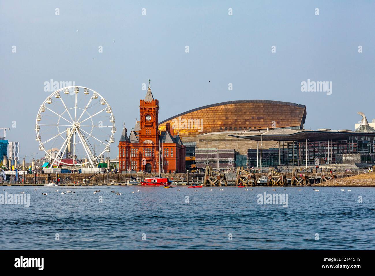 Cardiff Bay, einschließlich Cardfiff Eye, Wales Millennium Centre, Pierhead Building und Senedd, South Wales Stockfoto