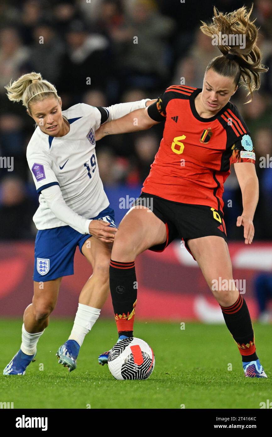 Leicester, Großbritannien. Oktober 2023. Die Engländerin Rachel Daly und die Belgierin Tine de Caigny kämpfen um den Ball während eines Fußballspiels zwischen England und Belgiens Frauennationalmannschaft Red Flames, Spiel 3/6 in der Gruppe A1 der UEFA Women's Nations League 2023-2024, am Freitag, den 27. Oktober 2023 in Leicester, Großbritannien. BELGA FOTO DAVID CATRY Credit: Belga News Agency/Alamy Live News Stockfoto