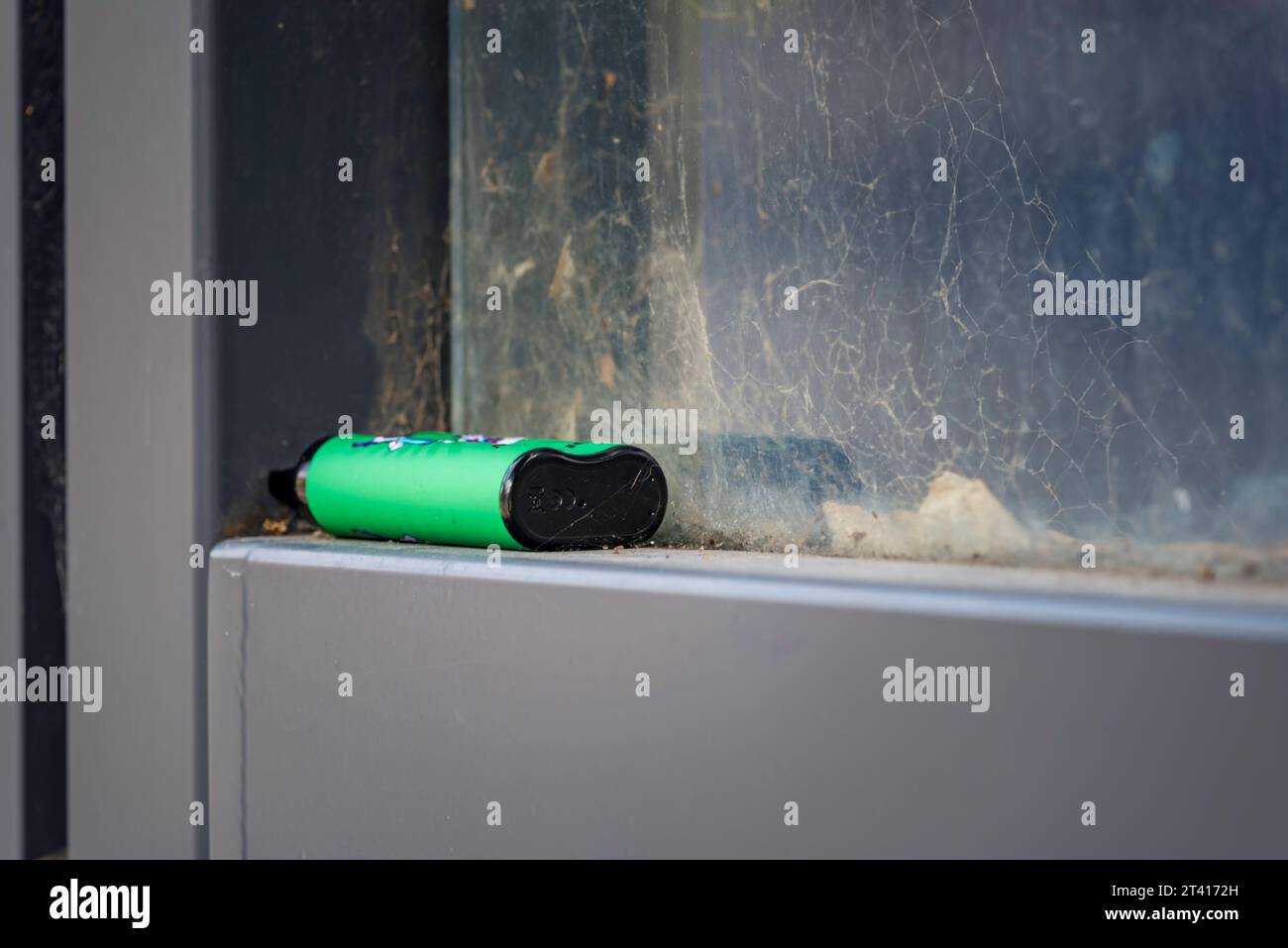 Ein leeres Einweg-Vape-Gerät, das auf einem Fenstervorsprung einer Bushaltestelle in Sydney, Australien, sitzt. Die Melon Ice IGET Bar enthält 5 % Nikotin Stockfoto