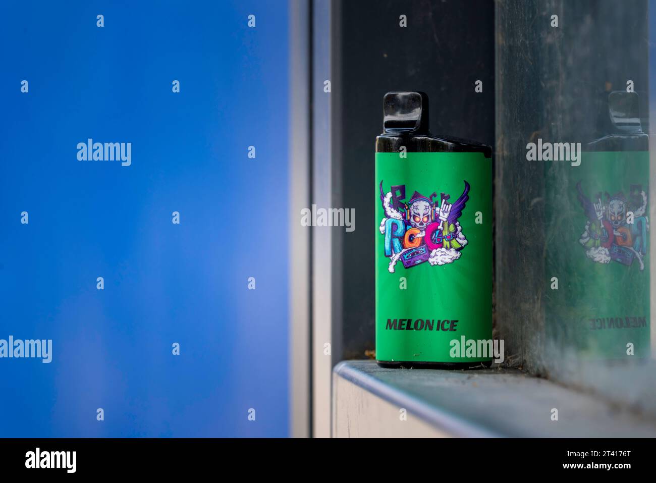 Ein leeres Einweg-Vape-Gerät, das auf einem Fenstervorsprung einer Bushaltestelle in Sydney, Australien, sitzt. Die Melon Ice IGET Bar enthält 5 % Nikotin Stockfoto