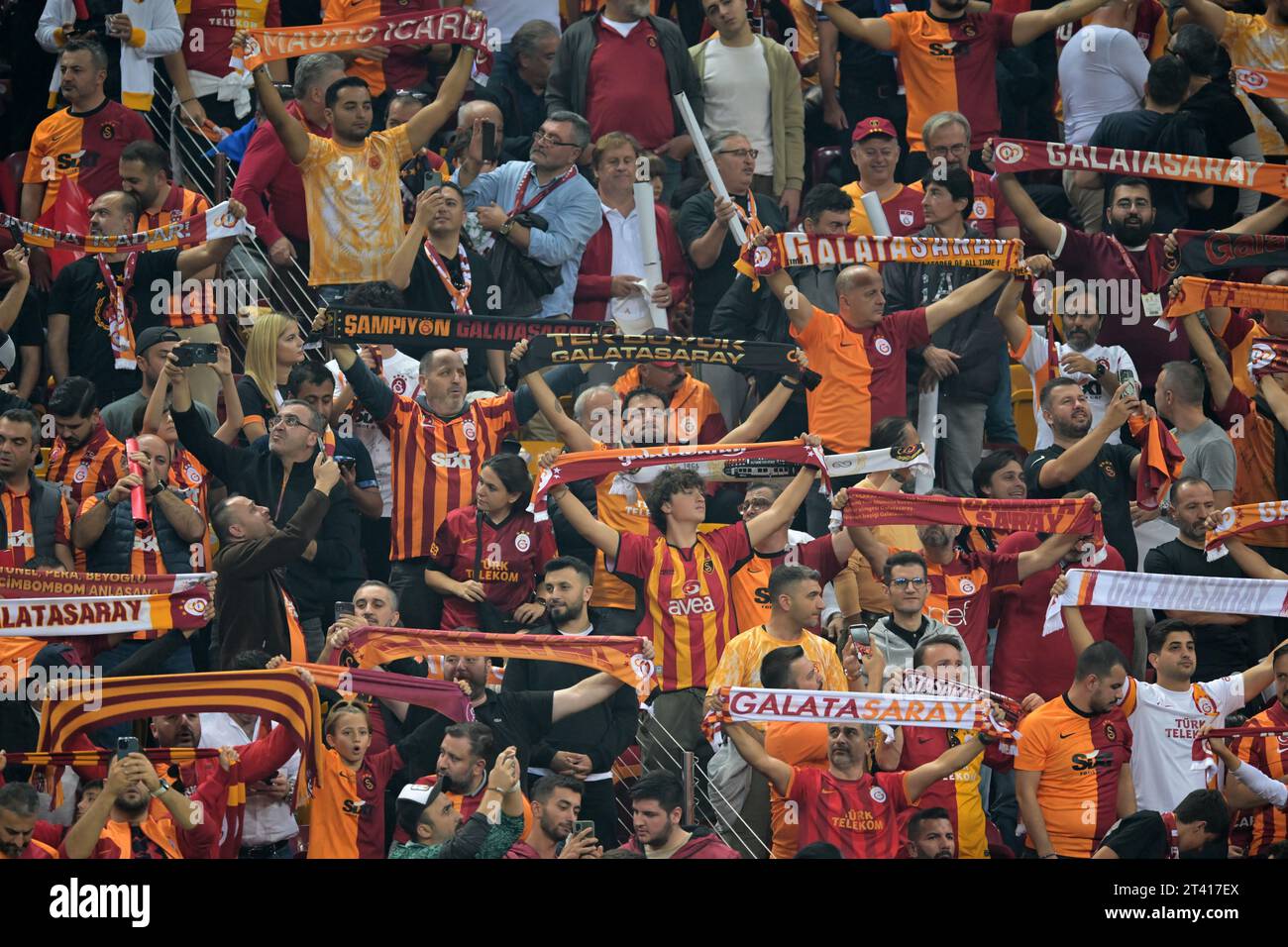 ISTANBUL: Galatasaray-Fans beim türkischen Super-Lig-Spiel zwischen Galatasaray AS und Besiktas AS im Rams Global Stadium am 21. Oktober 2023 in Istanbul. ANP | Hollandse Hoogte | GERRIT VAN COLOGNE Stockfoto