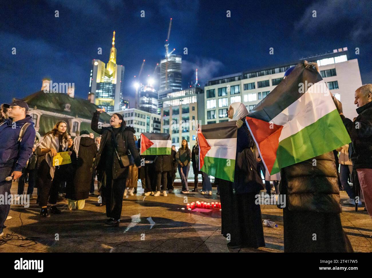 27. Oktober 2023, Hessen, Frankfurt/Main: Menschen demonstrieren mit Gesängen und palästinensischen Fahnen gegen die militärische Intervention Israels im Gazastreifen. Nach dem Angriff auf Israel demonstriert eine pro-palästinensische Gruppe auf der Hauptpolizeistation im Stadtzentrum. Die Demonstration war friedlich. Foto: Andreas Arnold/dpa Stockfoto