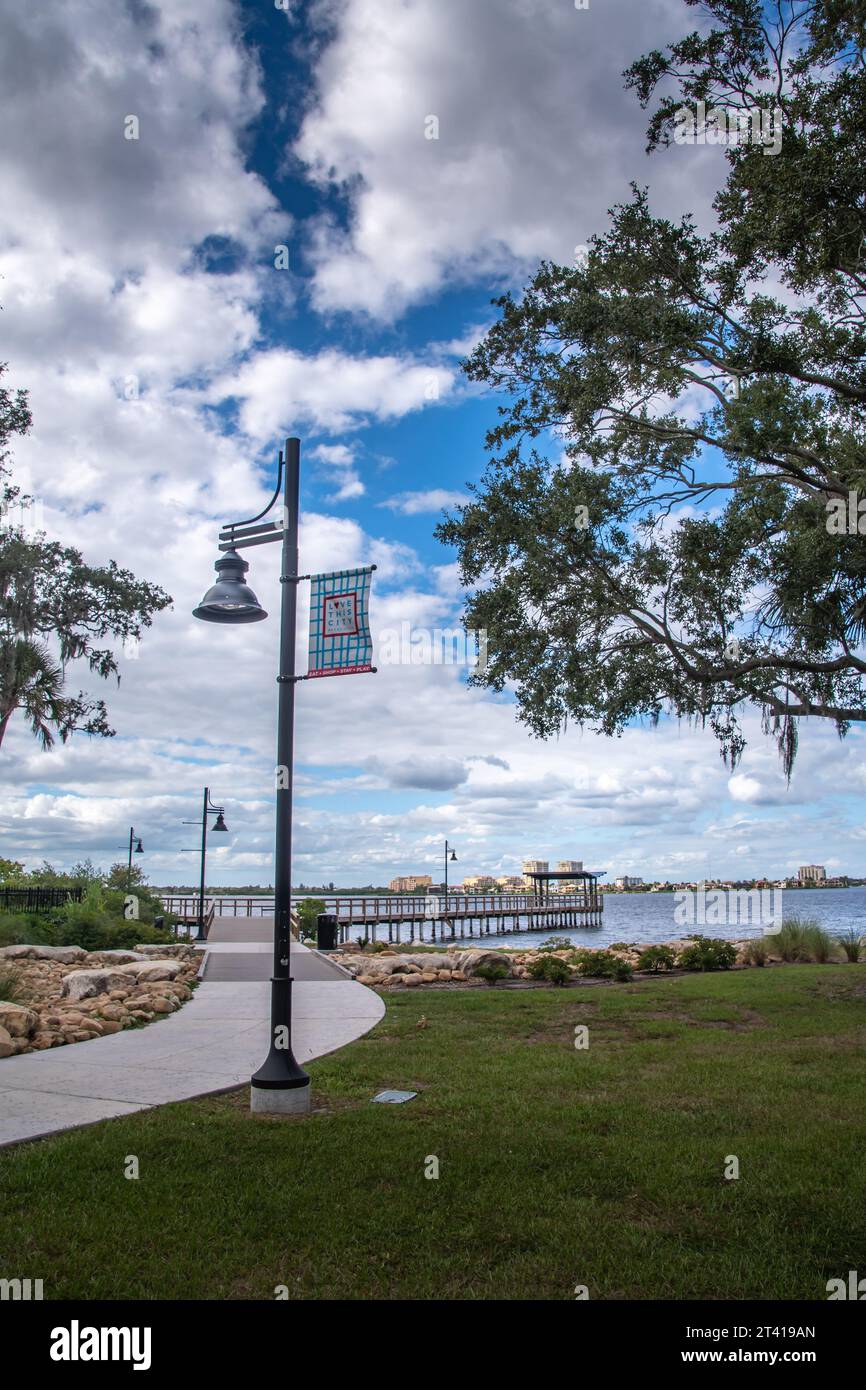 Bradenton, Florida im Manatee County. Szenen entlang des Bradenton Riverwalk mit Parkschildern und architektonischen Strukturen. Der Manatee River auf Fotos Stockfoto