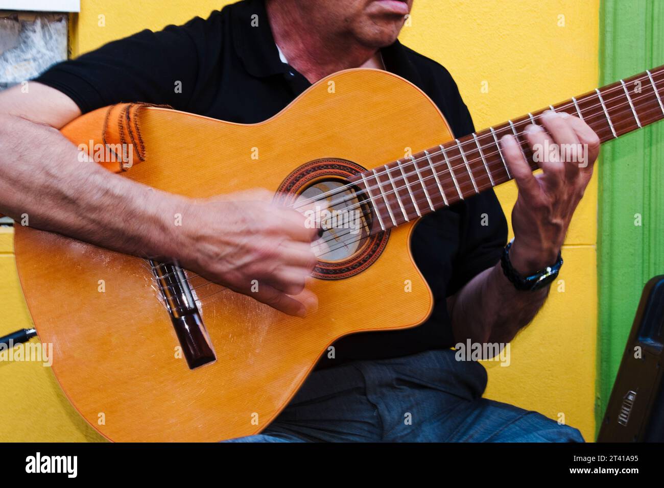 Argentinien, Buenos Aires, Mann spielt Gitarre für Tango Stockfoto