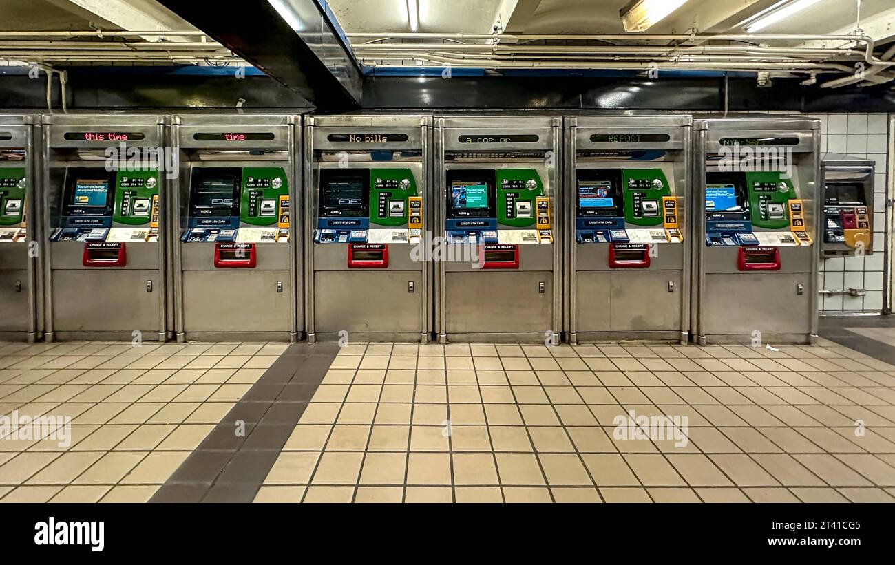 USA, Vereinigte Staaten von Amerika, New York City, 21.10.2023: Fahrkartenautomaten in einer U-Bahn-Station *** USA, Vereinigte Staaten von Amerika, New York City, 21 10 2023 Ticketautomat in einer U-Bahn-Station Credit: Imago/Alamy Live News Stockfoto USA, Vereinigte Staaten von Amerika, New York City, 21.10.2023: Fahrkartenautomaten in einer U-Bahn-Station *** USA, Vereinigte Staaten von Amerika, New York City, 21 10 2023 Ticketautomat in einer U-Bahn-Station Credit: Imago/Alamy Live News Stockfoto