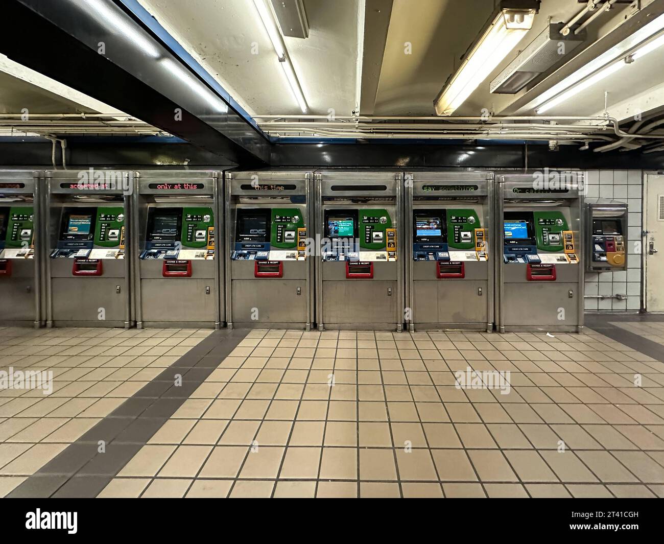 USA, Vereinigte Staaten von Amerika, New York City, 21.10.2023: Fahrkartenautomaten in einer U-Bahn-Station *** USA, Vereinigte Staaten von Amerika, New York City, 21 10 2023 Ticketautomat in einer U-Bahn-Station Credit: Imago/Alamy Live News Stockfoto USA, Vereinigte Staaten von Amerika, New York City, 21.10.2023: Fahrkartenautomaten in einer U-Bahn-Station *** USA, Vereinigte Staaten von Amerika, New York City, 21 10 2023 Ticketautomat in einer U-Bahn-Station Credit: Imago/Alamy Live News Stockfoto
