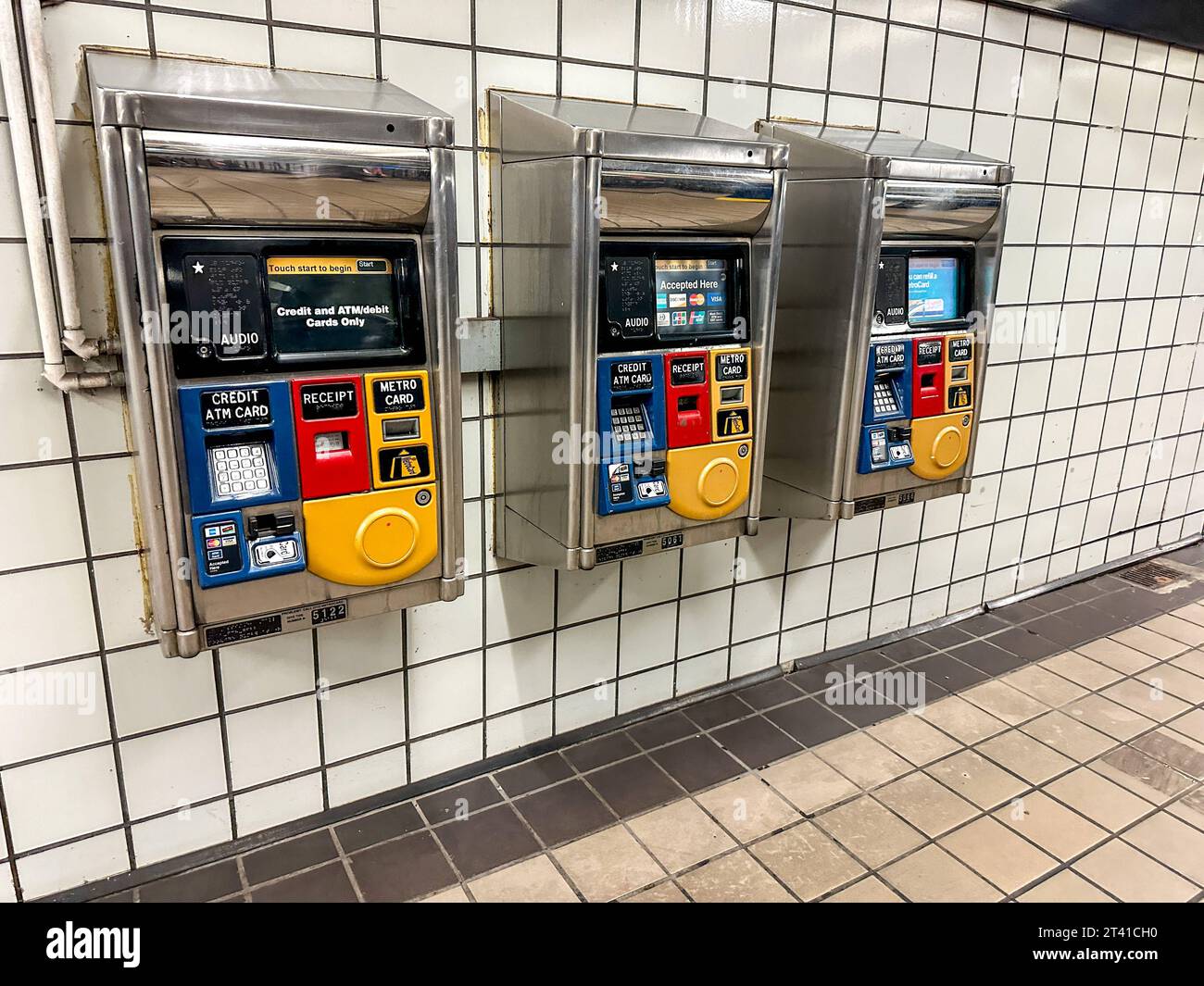 USA, Vereinigte Staaten von Amerika, New York City, 21.10.2023: Fahrkartenautomaten in einer U-Bahn-Station *** USA, Vereinigte Staaten von Amerika, New York City, 21 10 2023 Ticketautomat in einer U-Bahn-Station Credit: Imago/Alamy Live News Stockfoto USA, Vereinigte Staaten von Amerika, New York City, 21.10.2023: Fahrkartenautomaten in einer U-Bahn-Station *** USA, Vereinigte Staaten von Amerika, New York City, 21 10 2023 Ticketautomat in einer U-Bahn-Station Credit: Imago/Alamy Live News Stockfoto