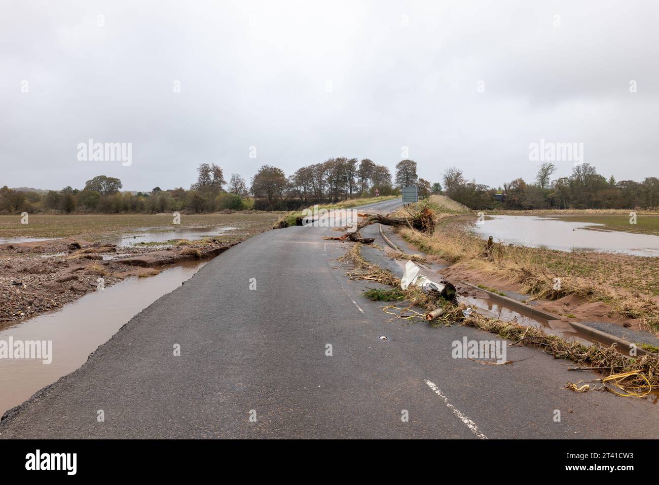 A937 Road, Marykirk, Aberdeenshire, Großbritannien. Oktober 2023. Dies ist der aktuelle Zustand der A937 Road, die durch den Sturm Babet und die Überschwemmung des River North Esk beträchtliche Schäden erlitten hat. Quelle: JASPERIMAGE/Alamy Live News Stockfoto