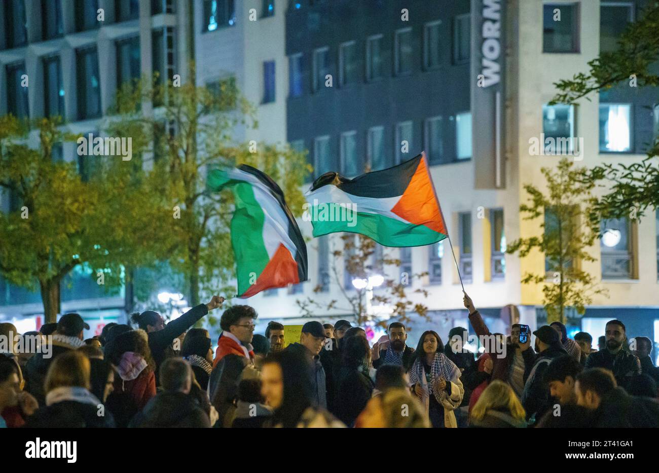 27. Oktober 2023, Hessen, Frankfurt/Main: Palästinensische Nationalflaggen werden bei der Demonstration geweht. Nach dem Angriff auf Israel demonstriert eine pro-palästinensische Gruppe auf der Hauptpolizeistation im Stadtzentrum. Die Demonstration verlief ohne polizeiliches Eingreifen. Foto: Andreas Arnold/dpa Stockfoto