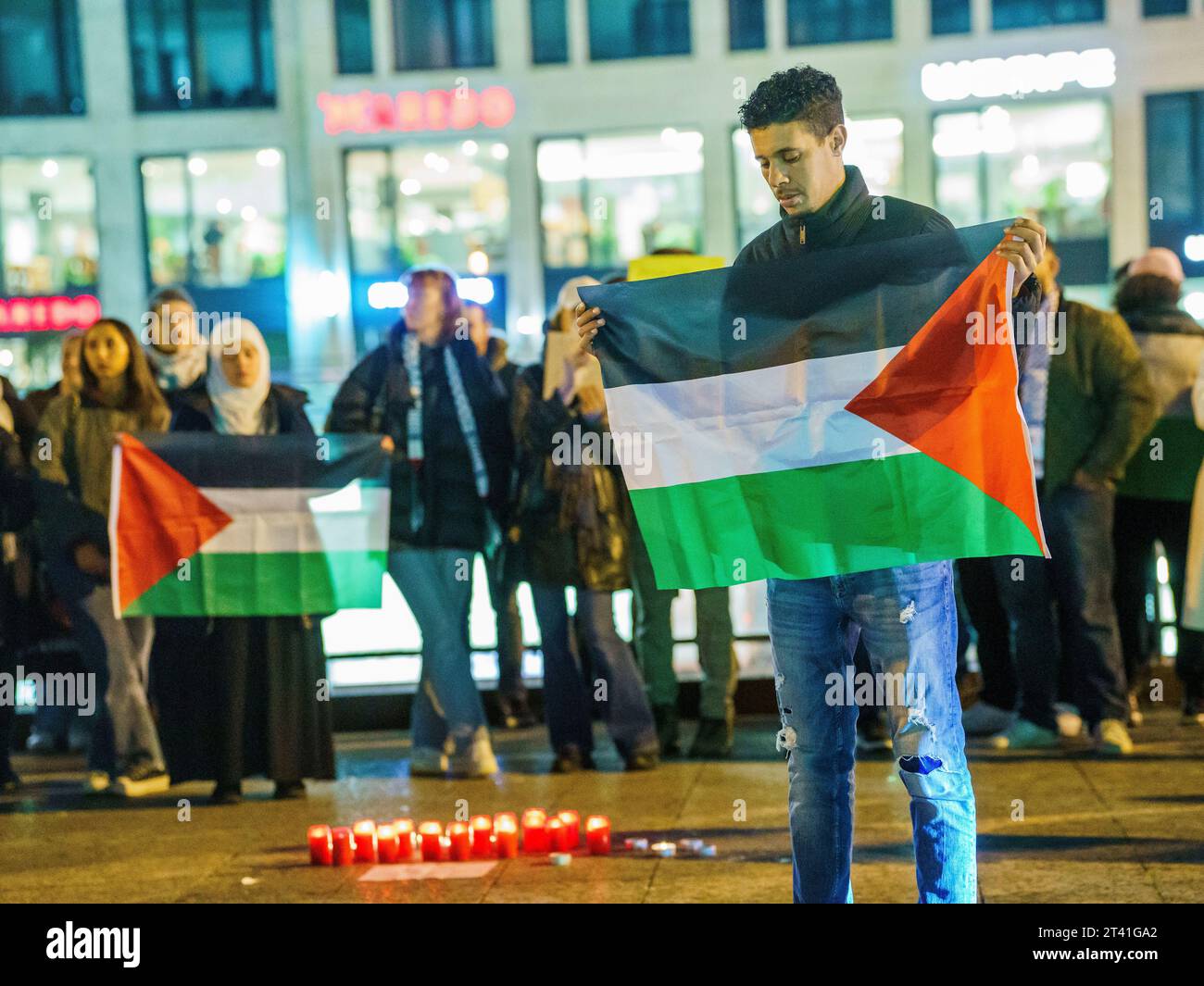 27. Oktober 2023, Hessen, Frankfurt/Main: Ein junger Mann hält eine palästinensische Nationalflagge. Nach dem Angriff auf Israel demonstrierte eine pro-palästinensische Gruppe auf der Hauptpolizeistation im Stadtzentrum. Die Demonstration verlief ohne polizeiliches Eingreifen. Foto: Andreas Arnold/dpa Stockfoto