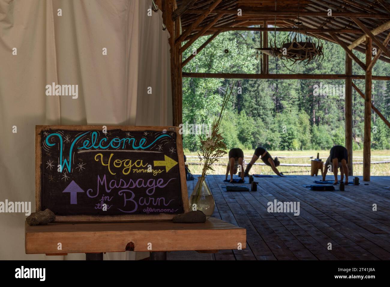 Yoga in der Stabscheune der Minam River Lodge, Oregon. Stockfoto