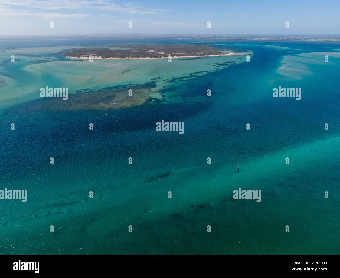 Aus der Vogelperspektive auf Inseln und Riffen, umgeben von tiefblauen Wasserkanälen in der Venus Bay auf der Eyre Peninsula in Südaustralien Stockfoto