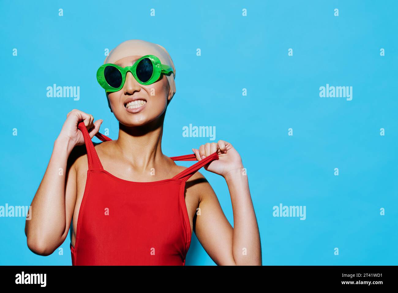 Porträt Frau trendige Sonnenbrille Lächeln Mode Schönheit Badeanzug Stockfoto