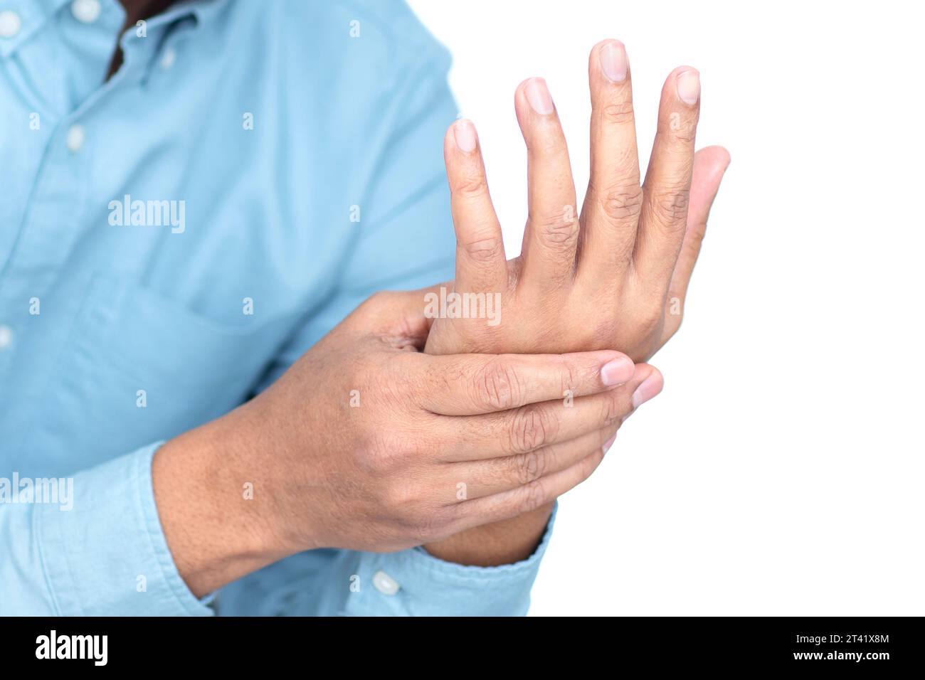 Mann, der seine schmerzhafte Hand hält Stockfoto