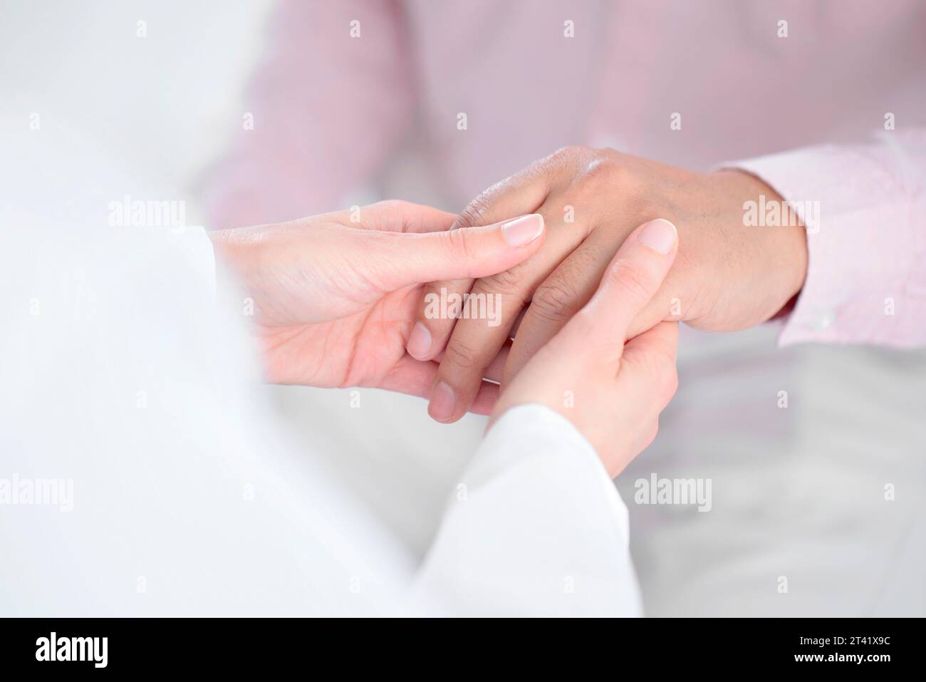 Arzt überprüft die Hand des Mannes Stockfoto