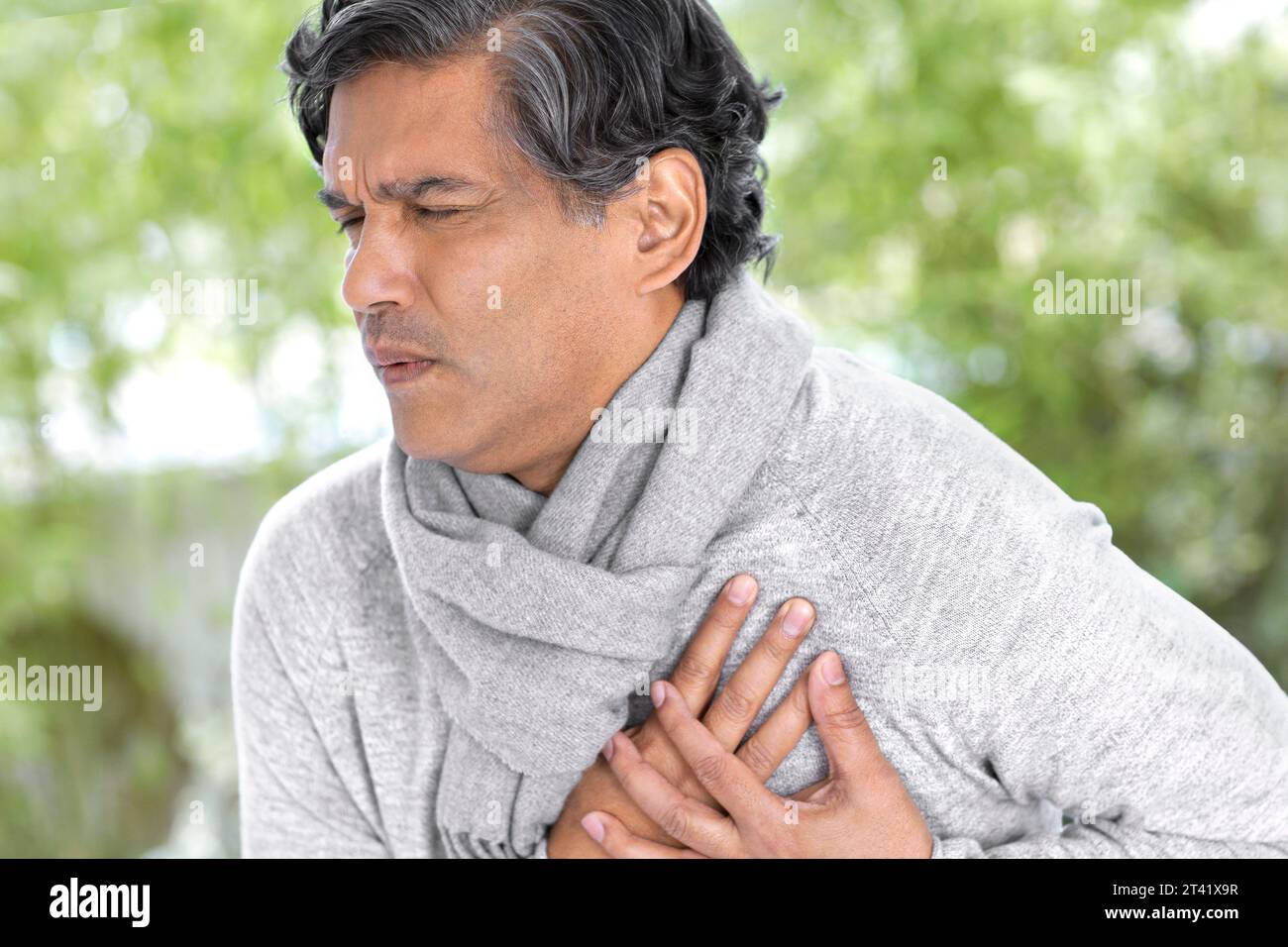 Mann mit Schmerzen in der Brust Stockfoto