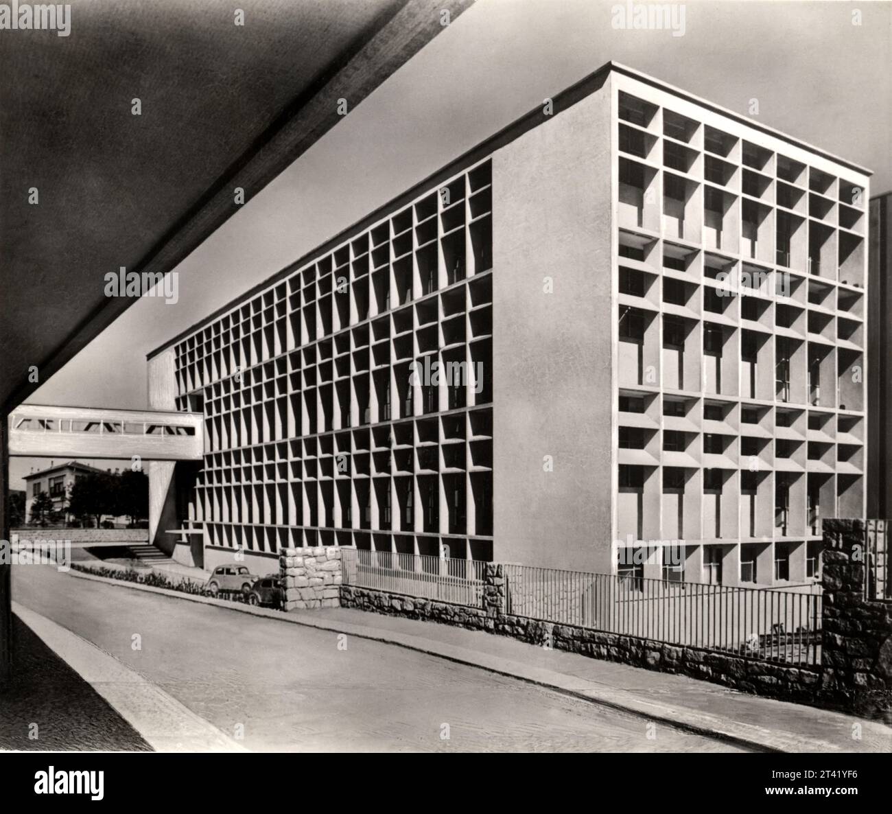 1955 CA , Ivrea , Turin , ITALIEN : das Gebäude der OLIVETTI-Konzernfabrik in Ivrea , von der West Side ( fronte lato Ovest ) , von den modernen rationalistischen Architekten Luigi Figini und Gino Pollini . Der italienische Unternehmer und Ingenieur CAMILLO OLIVETTI ( 1868–1943 ) war der Gründer von Olivetti & Co., Schreibmaschinen , Taschenrechner und Computer indus?Trial Magnate . Nach ihm wurde die Arbeit mit seinem Sohn ADRIANO OLIVETTI ( 1901–1960 ) fortgesetzt. Unbekannter Fotograf. - GESCHICHTE - FOTO STORICHE - ARCHITETTURA - ARCHITEKTUR - INDUSTRIE - INDUSTRIE - MAKCHINA DA SCRIVERE - MACCHINA - SCHREIBMASCHINE - PANO Stockfoto