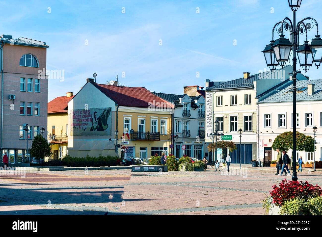 Der Marktplatz der Stadt liegt auf einem Hügel über dem San River Valley. Es ist von Mietshäusern aus dem 19. Und 20. Jahrhundert umgeben. Stockfoto