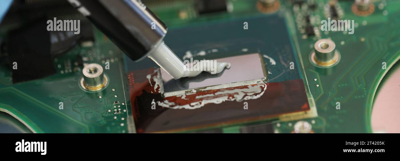 Der Meister legt Klebstoff an, um Details an einem kaputten Laptop zu befestigen Stockfoto