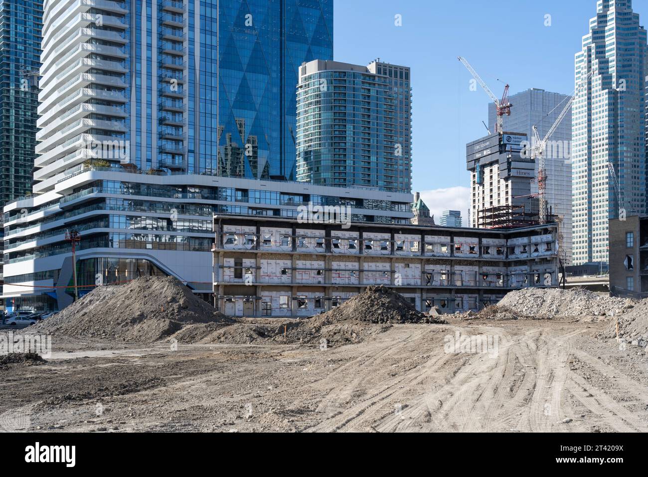 Eine Baustelle mit neuen Gebäuden im Hintergrund in der Innenstadt von Toronto, ON, Kanada Stockfoto