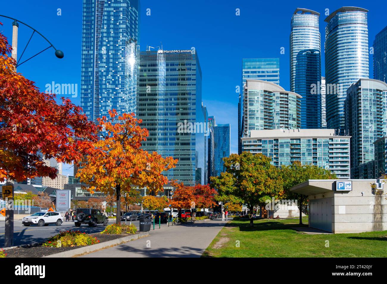 Skyline von Toronto an der Bremner Blvd Street und Lower Simcoe St, in der Nähe von Ripley's Aquarium of Canada mit Blick nach Osten in Toronto, Kanada Stockfoto