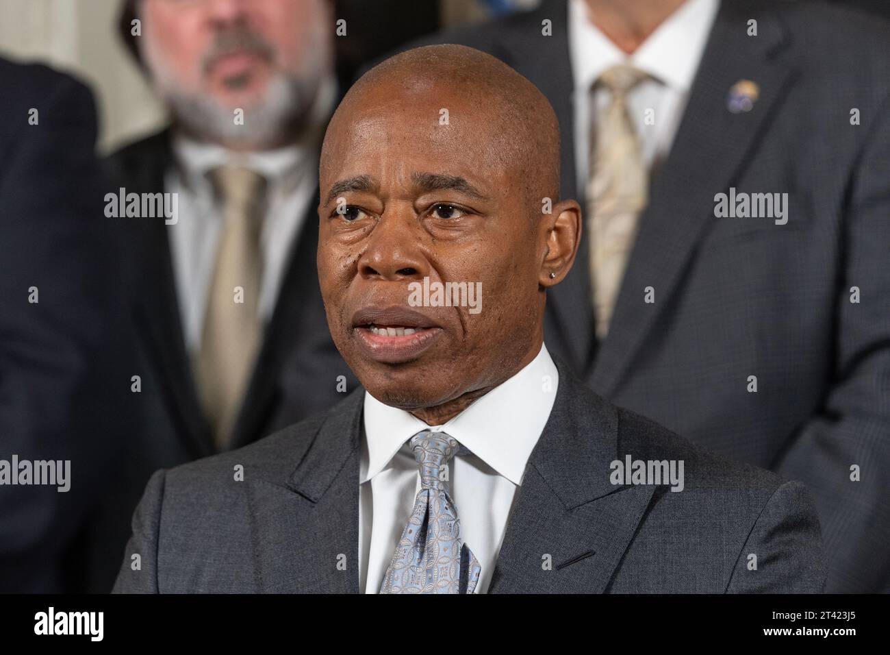 Bürgermeister Eric Adams kündigte am 27. Oktober 2023 im City Hall in New York eine vorläufige Vertragsvereinbarung mit der uniformierten Sanitation Workers’ Union Local 831 an Stockfoto