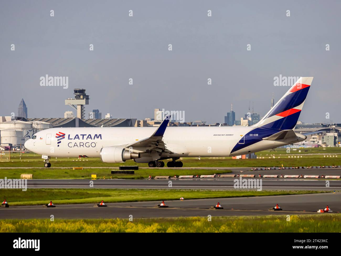 Frachtflugzeug auf der Start- und Landebahn, CC-CXE, LATAM CARGO CHILE, BOEING 767-300 (F). Turm und Silhouette von Mainhattan, Fraport Airport, Frankfurt am Main Stockfoto