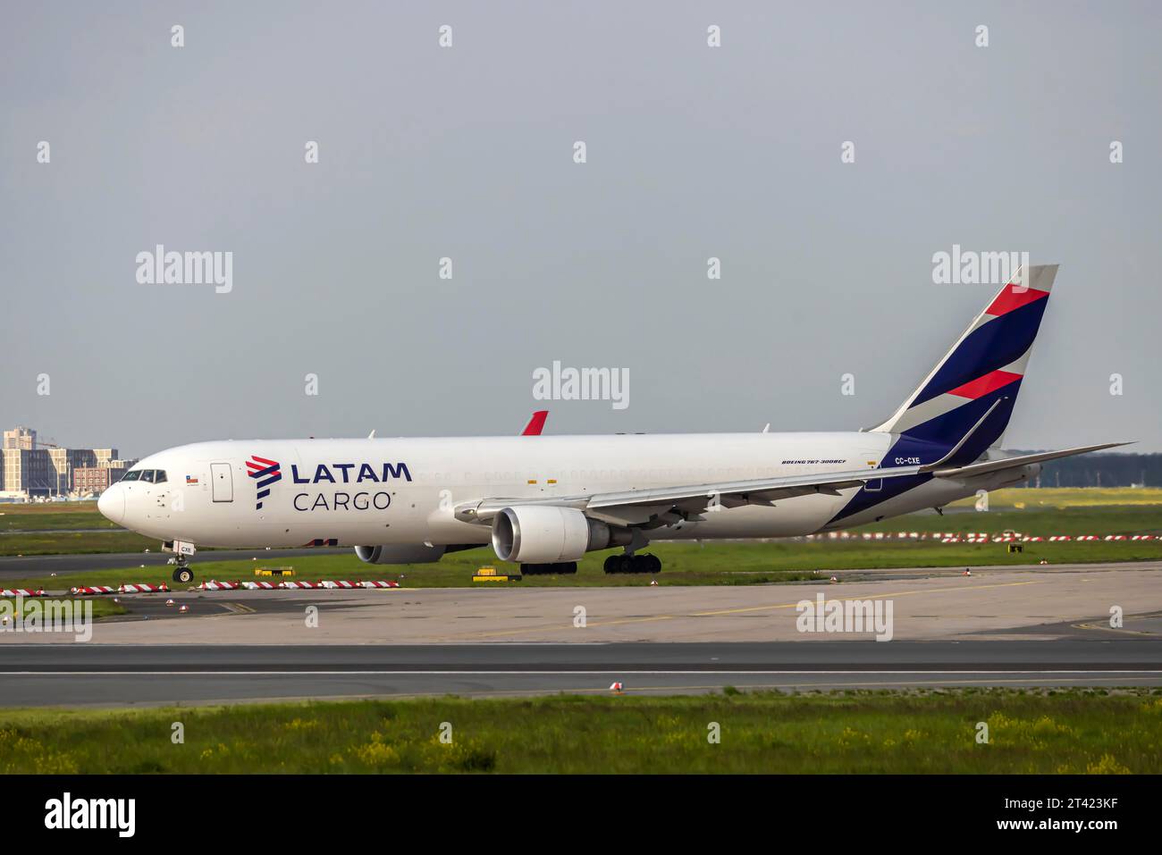 Flugzeuge am Flughafen. CC-CXE, LATAM CARGO CHILE, BOEING 767-300 (F), FRACHTFLUGZEUG. Fraport Airport, Frankfurt am Main, Hessen, Deutschland Stockfoto