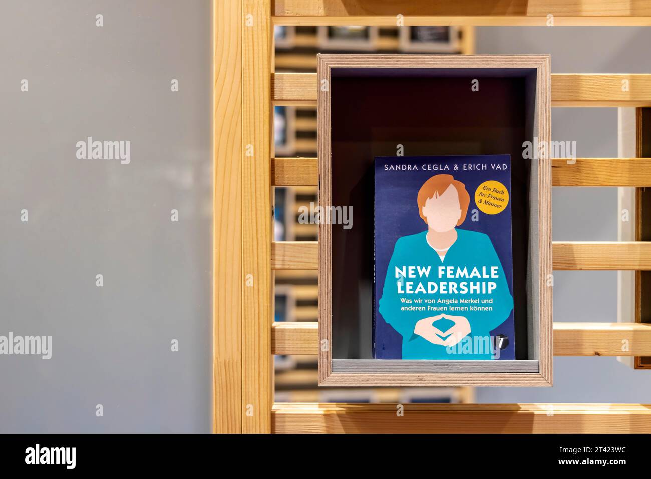 75. Frankfurter Buchmesse, internationale Messe für Bücher und Verlagswesen. Amazon Publishing, Book New Female Leadership über Angela Merkel, Autoren Stockfoto