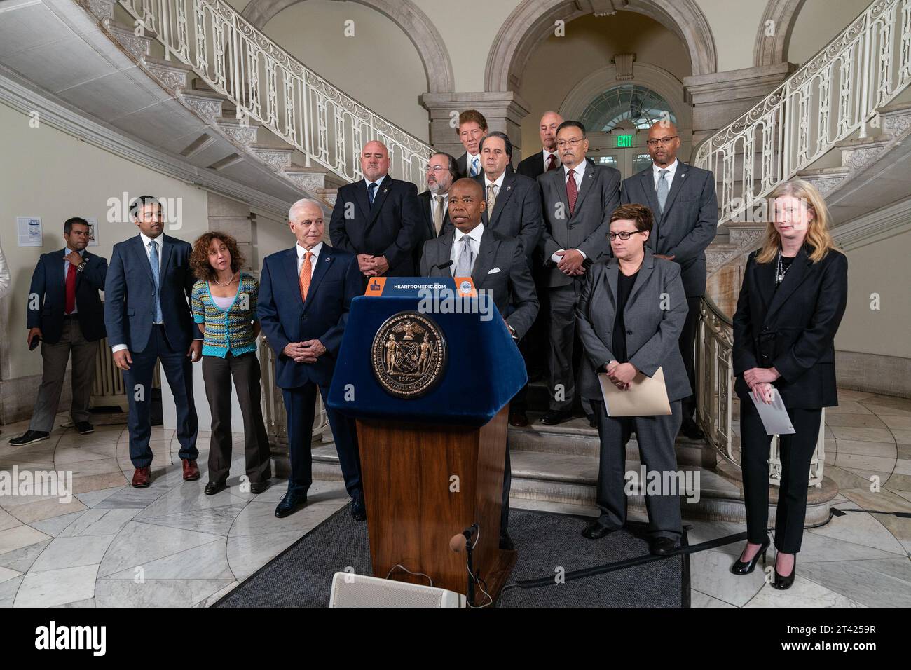 New York, USA. Oktober 2023. Bürgermeister Eric Adams kündigte am 27. Oktober 2023 im City Hall in New York eine vorläufige Vertragsvereinbarung mit der uniformierten Sanitation Workers’ Union Local 831 an. (Foto: Lev Radin/SIPA USA) Credit: SIPA USA/Alamy Live News Stockfoto