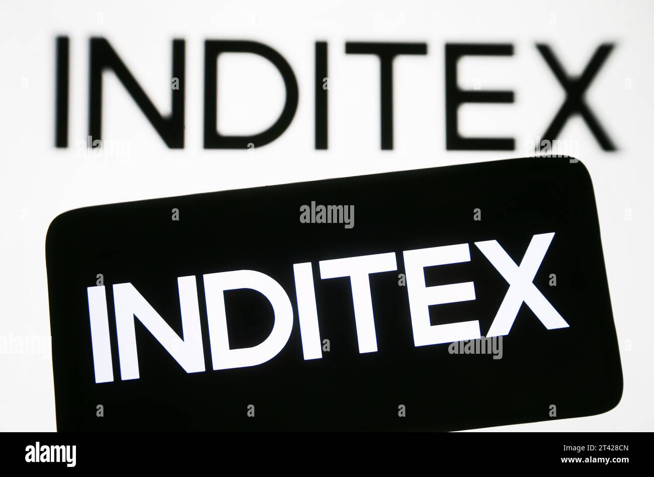 Ukraine. Oktober 2023. In dieser Abbildung ist das Inditex-Logo (Industria de Diseno Textil, S.A.) auf einem Smartphone und auf einem pc-Bildschirm zu sehen. (Foto von Pavlo Gonchar/SOPA Images/SIPA USA) *** ausschließlich für redaktionelle Nachrichten *** Credit: SIPA USA/Alamy Live News Stockfoto