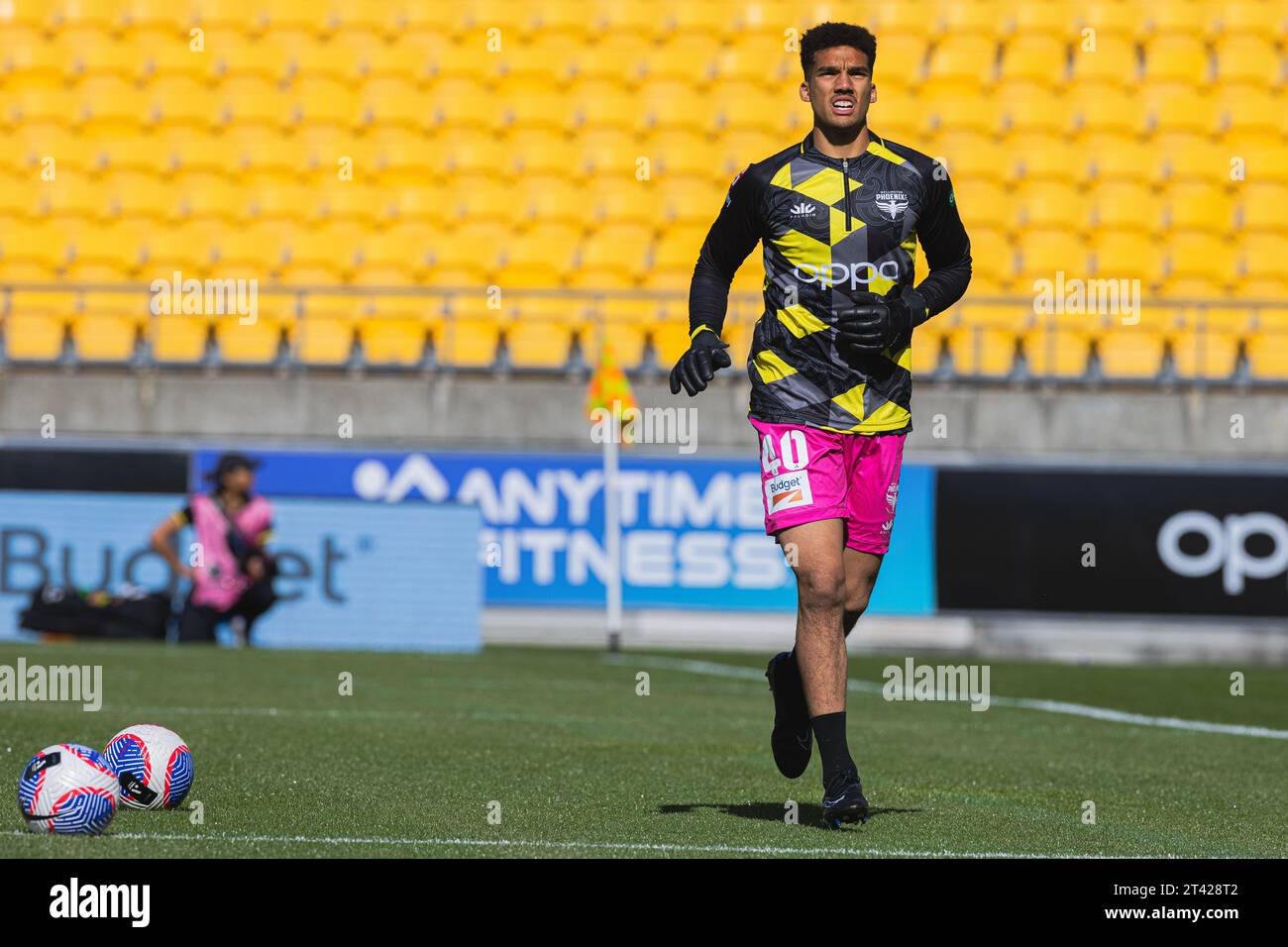 Wellington, Neuseeland. Samstag, 28. Oktober 2023. Alex Paulsen von der Wellington Phoenix wärmt sich vor dem Spiel der A-League Runde 2 zwischen Wellington Phoenix und Perth Glory im Sky Sport Stadium in Wellington, Neuseeland, auf. Quelle: James Foy/Alamy Live News Stockfoto