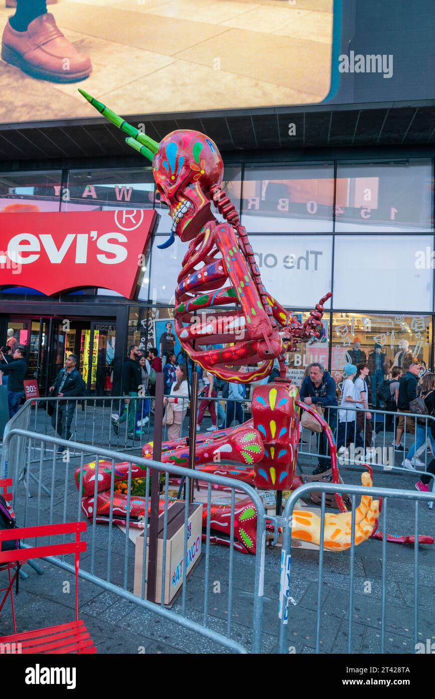 Skulpturen, die am 27. Oktober 2023 auf dem Times Square in New York installiert wurden, um den mexikanischen Feiertag der Toten zu feiern, der von der Stadt Atlixco und dem mexikanischen Konsulat gesponsert wurde Stockfoto