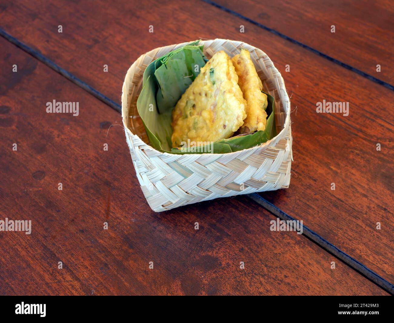 Nahaufnahme von Tempe (gebratener Sojakuchen), in einem Behälter aus Bambus. Traditionelles indonesisches Essen. Stockfoto