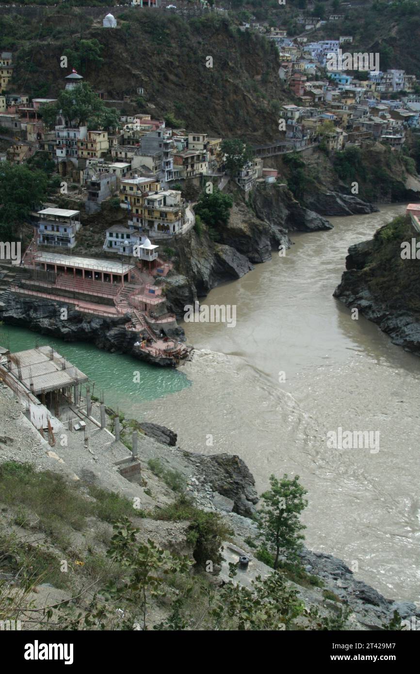 Blick von oben auf den Zusammenfluss der Flüsse Mandakini (grünes Wasser) und Alakananda (schlammiges Wasser) und weiter als Fluss Ganga bei Deva Prayag, Uttarakhand, Stockfoto