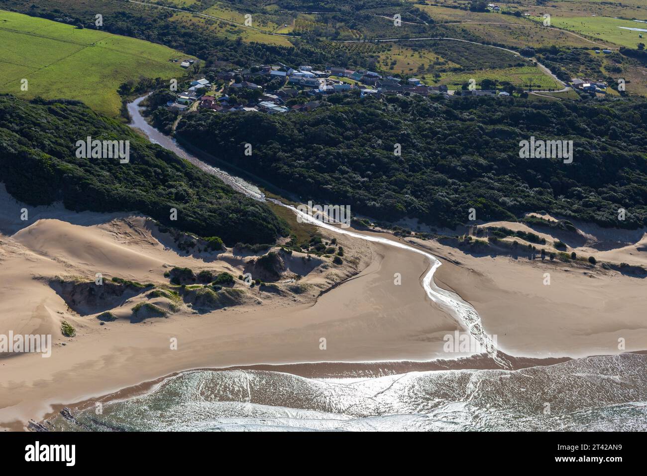 Luftbild der Landschaft von Cozy Corner, einem kleinen Küstendorf an der östlichen Cape-Küste in der Nähe von East London. Stockfoto