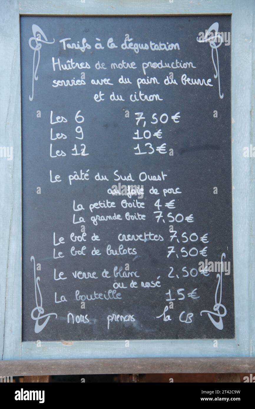 Ein gerahmtes Schild mit gedrucktem Text, das horizontal ausgerichtet ist Stockfoto