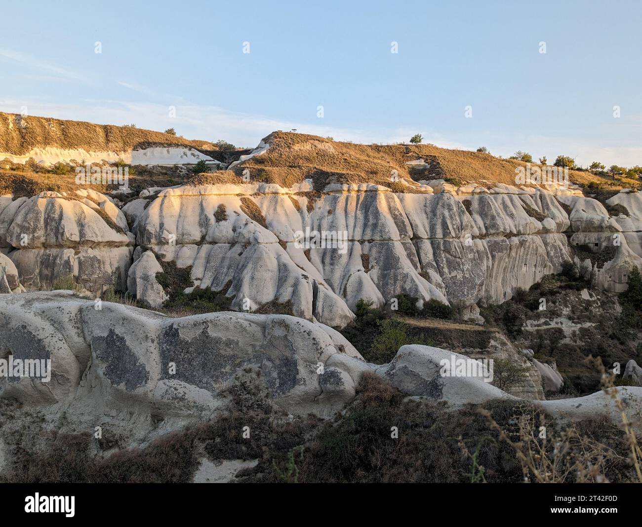 Eine beeindruckende Landschaft mit einer Sammlung weitläufiger Felsbrocken vor dem Hintergrund der majestätischen Berge in Cappadranoo Stockfoto