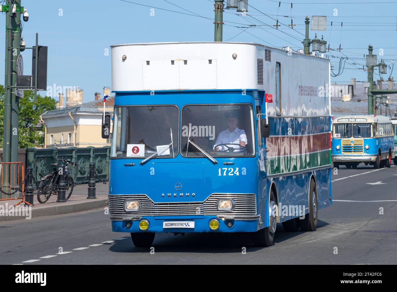 SANKT PETERSBURG, RUSSLAND - 20. MAI 2023: Sowjetischer Mobilfernsehsender des Zentralfernsehens "Magnolia-80" (LIAZ-5932) bei der Retro-Transportparade Stockfoto