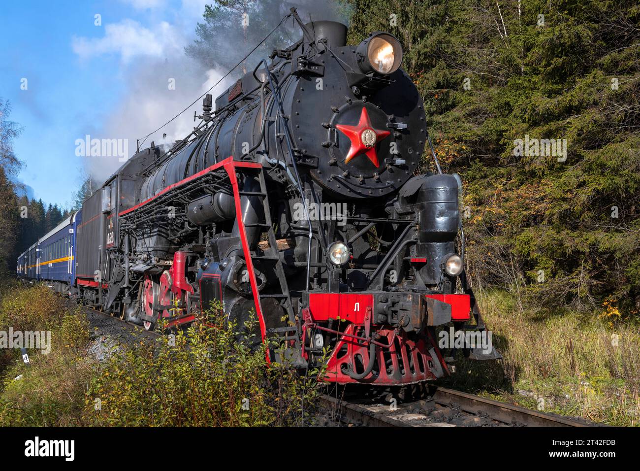 RUSKEALA, RUSSLAND - 06. OKTOBER 2023: Sowjetische Dampflokomotive L-5248 mit Retro-Zug 'Ruskeala Express' Nahaufnahme an einem sonnigen Oktobertag in Karelien Stockfoto