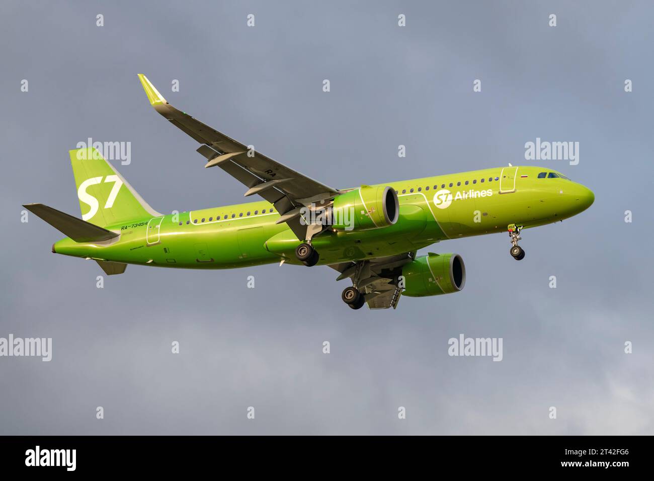 ST. PETERSBURG, RUSSLAND - 24. OKTOBER 2023: Flugzeug Airbus A320-271N (RA-73454) der S7 Airlines auf einem Gleitweg bei bewölktem Himmel Stockfoto
