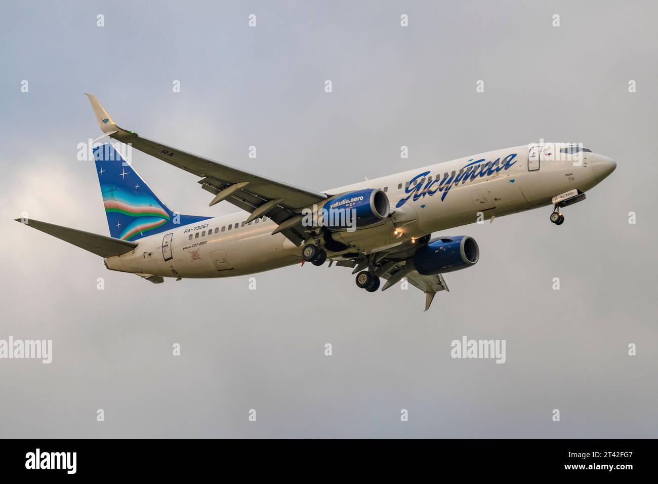SANKT PETERSBURG, RUSSLAND - 24. OKTOBER 2023: Flugzeug Boeing 737-800 (RA-73261) der Yakutia Airlines auf Gleitweg bei bewölktem Himmel Stockfoto